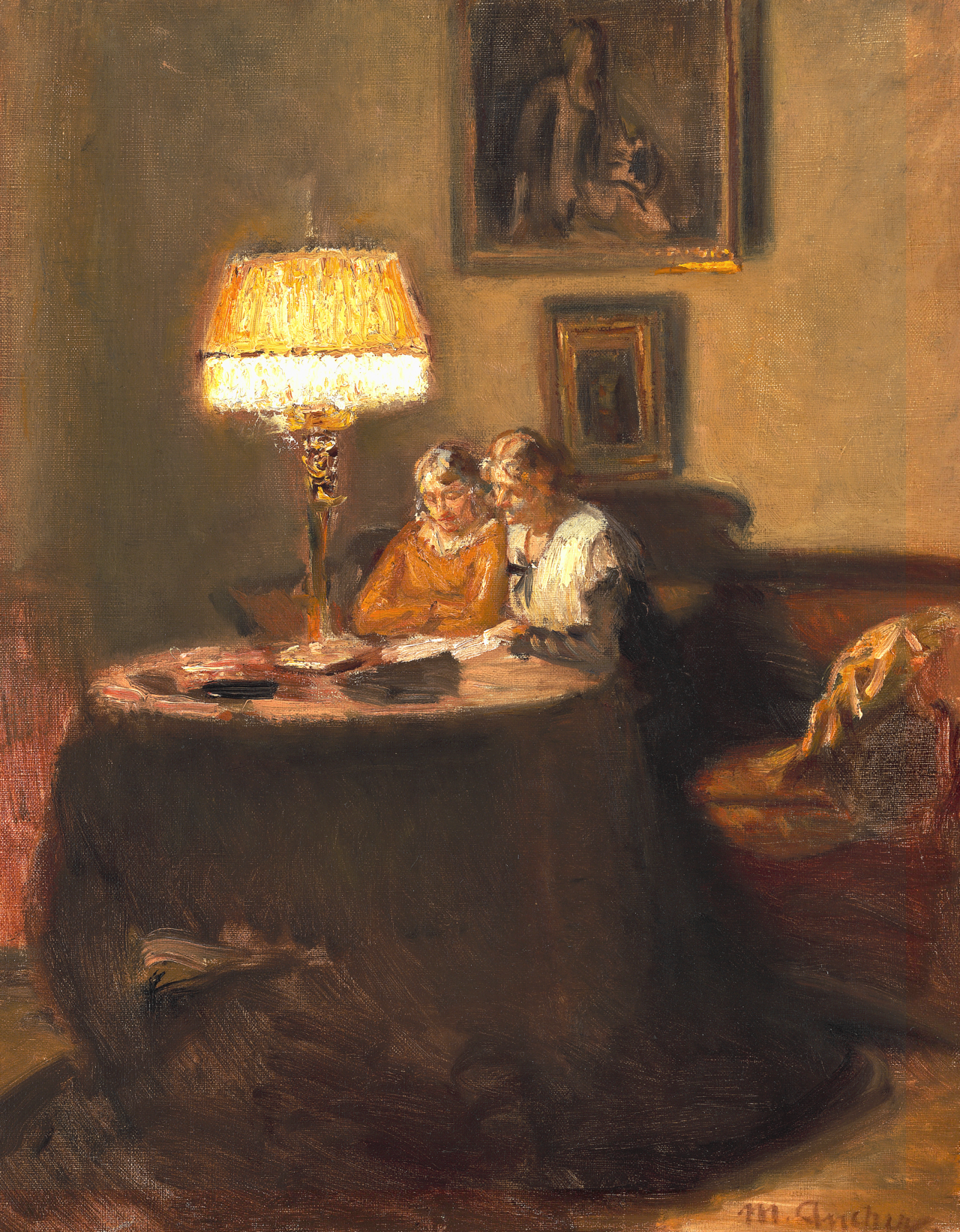 Ella et Engel assis à la table sur le canapé rouge dans le studio de Michael Ancher lisent un livre. - Michael Peter