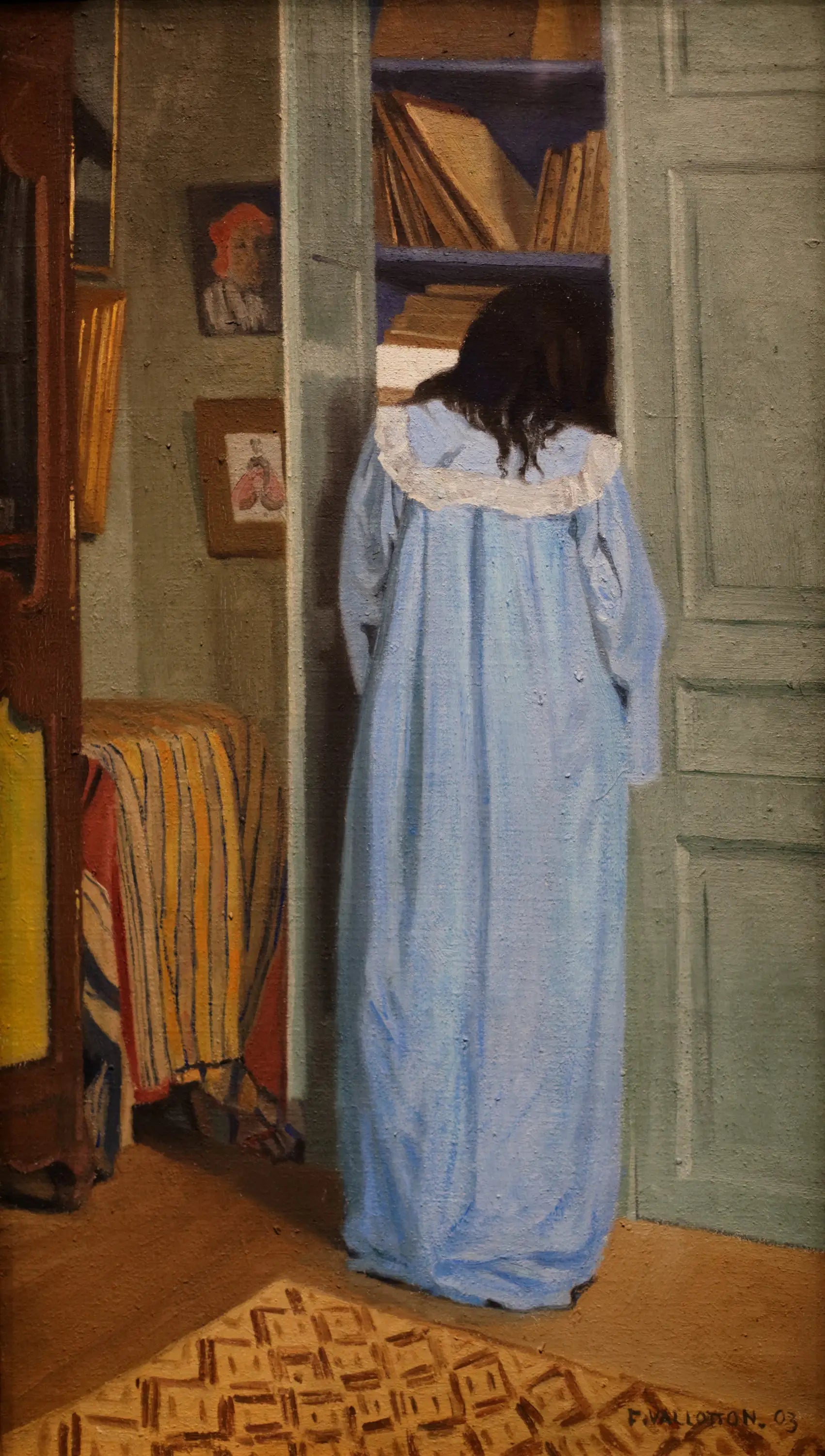 Intérieur femme en bleu fouillant dans une armoire - Félix Vallotton - Alpha Reproduction